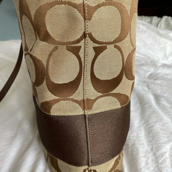 2007 almost vintage Coach Bag. Brown/Beige outside, striped colour inside - Picture 7 of 12
